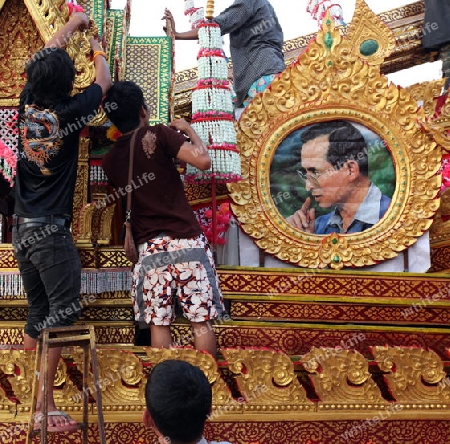 Ein Bild des Koenig Bhumibol Adelyadej von Thailand ist beim traditionellen Raketenfest in der Stadt Yasothon im osten von Thailand allgegenwertig.