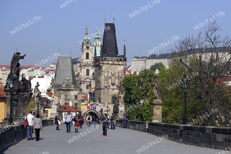 Touristen auf der Karlsbr?cke, Blickrichtung Neustaedter Turm, Kleinseite ,  Prag, Boehmen, Tschechien, Europa