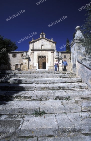 Das Dorf Pollenca mit der Treppe zum Kloster Sant Domenec im Februar im Osten der Insel Mallorca einer der Balearen Inseln im Mittelmeer.  