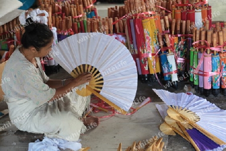 Die traditionelle Papierschirm Produktion in Chiang Mai im  Norden von Thailand. 