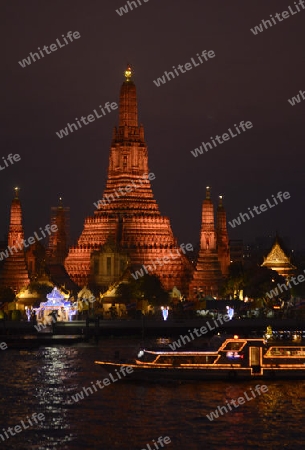 Die Tempelanlage des Wat Arun am Mae Nam Chao Phraya River in der Hauptstadt Bangkok von Thailand in Suedostasien.