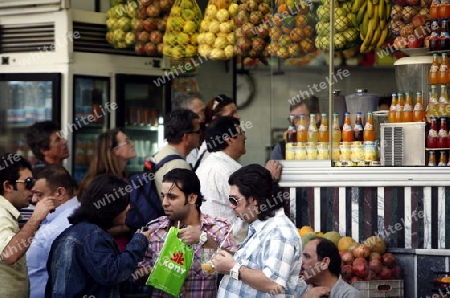 Eine Gasse mit Geschaeften im Souq in der Altstadt der Syrischen Hauptstadt Damaskus