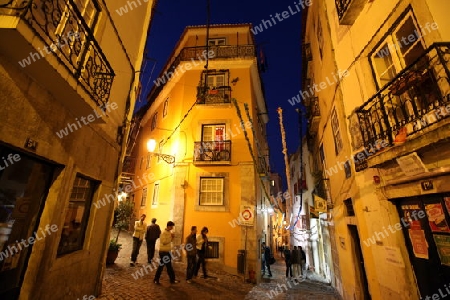 Eine Gasse in der  Altstadt von Alfama in der Innenstadt der Hauptstadt Lissabon in Portugal.    