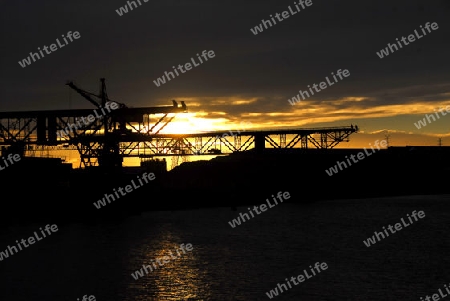 Containerterminal in der Abendsonne