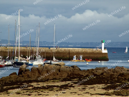 ?ber Hafenmohle sieht man die Bucht von Douarnenez in der S?dbretagne