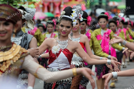 Menschen an der Festparade beim Bun Bang Fai oder Rocket Festival in Yasothon im Isan im Nordosten von Thailand. 