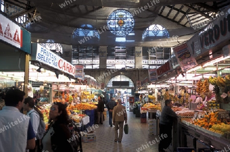 Die Architektur im inneren der Markthalle des Mercado Central in der Innenstadt von Valencia in der Abenddaemmerung