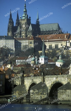 Die Karlsbruecke ueber dem Vltava Fluss und des Prager Castle in der Hauptstadt Prag in der Tschechischen Repubilck in Osteuropa..