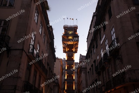 Der Elevador de Santa Justa in der Innenstadt der Hauptstadt Lissabon in Portugal.    