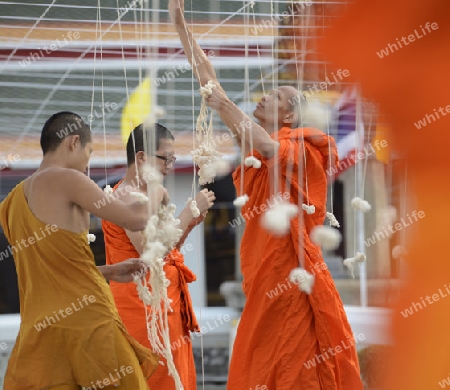 Moenche bei den Vorbereitungen auf die Neujahrsnacht Feier in der Tempelanlage des Wat Pho in der Hauptstadt Bangkok von Thailand in Suedostasien.