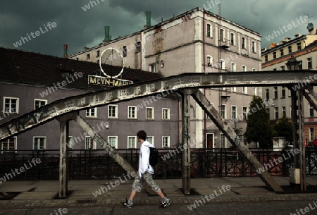 Eine Staalbruecke ueber dem Fluss Oder in der Innenstadt von Wroclaw oder Breslau im westen von Polen.  