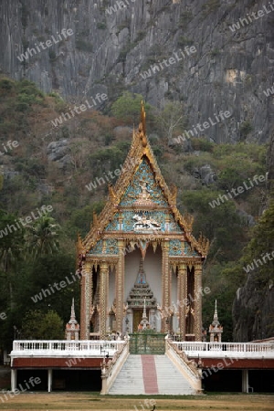 Ein Tempel in der Felsen Landschaft des Khao Sam Roi Yot Nationalpark am Golf von Thailand im Suedwesten von Thailand in Suedostasien.