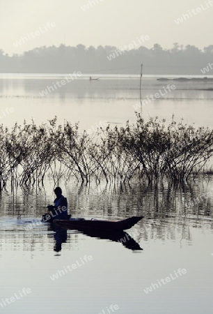 Ein Fischer auf dem See in Amnat Charoen im Isan im osten von Thailand,