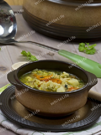 Eine Tasse Huehnersuppe mit Reis, anstelle von Nudeln.