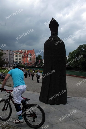 Eine Statue von Papst Johannes Paul II in der Innenstadt von Wroclaw oder Breslau im westen von Polen.  