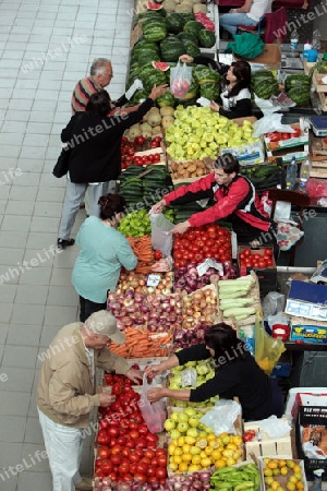 Die Markthalle von Pdgorica der Hauptstadt von Montenegro in Montenegro im Balkan in Europa.