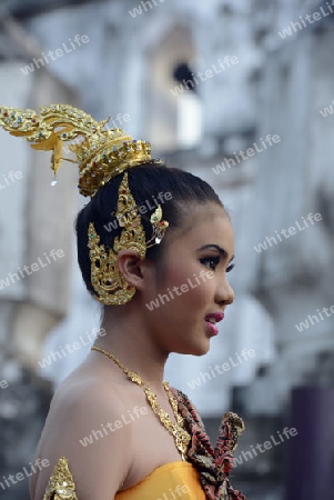 Taenzerinnen bei einem traditionellen Tanz im Santichaiprakan Park am Mae Nam Chao Phraya in der Hauptstadt Bangkok von Thailand in Suedostasien.