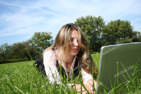 Frau mit Laptop III