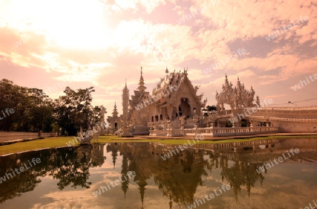 Der Tempel Wat Rong Khun 12 Km suedlich von Chiang Rai in der Provinz chiang Rai im Norden von Thailand in Suedostasien.