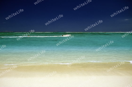 Ein Sandstrand an der Westkueste von Mauritius im Indischen Ozean. 