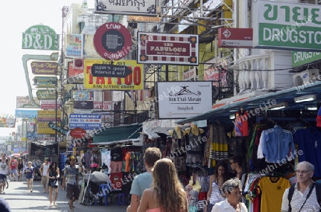 Die Khao San Road in Banglamphu in der Hauptstadt Bangkok von Thailand in Suedostasien.