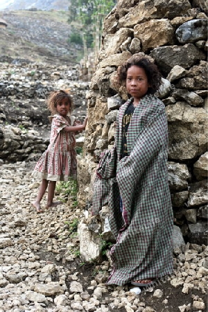 Zwei Maedchen in einem Bauerndorf beim Bergdorf Maubisse suedlich von Dili in Ost Timor auf der in zwei getrennten Insel Timor in Asien.