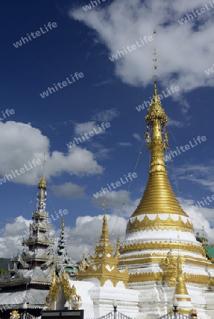 Der Tempel Wat Jong Kham und Jong Klang am See Nong Jong Kham im Dorf Mae Hong Son im norden von Thailand in Suedostasien.