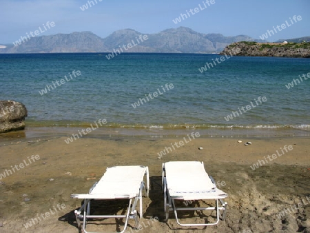 Strandliegen am Almyros Beach. Kreta