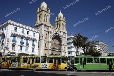 Die Kathedrale an der Avenue Habib Bourguiba in der Altstadt  von Tunis am Mittelmeer in Tunesien in Nordafrika..