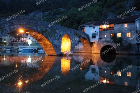 Die Landschaft mit der Steinbruecke von Rijeka Crnojevica mit dem Fluss Rijeka Crnojevica am westlichen ende des Skadarsko Jezero See oder Skadarsee in Zentral Montenegro in Montenegro im Balkan am Mittelmeer in Europa.