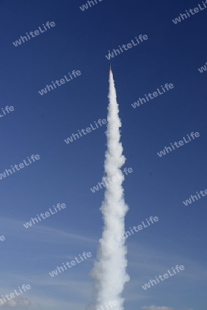 Eine Rackete startet beim traditioellen Raketenfest oder Bun Bang Fai oder Rocket Festival in Ban Si Than in der Provinz Amnat Charoen nordwestlich von Ubon Ratchathani im nordosten von Thailand in Suedostasien.