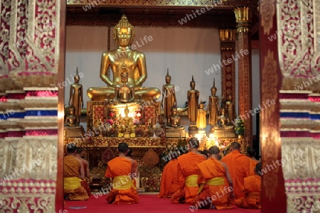 Moenche im Tempel Xieng Thong in der Altstadt von Luang Prabang in Zentrallaos von Laos in Suedostasien.  