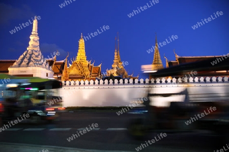 Das Tempelgelaende in der Abendstimmung mit dem Wat Phra Keo beim Koenigspalast im Historischen Zentrum der Hauptstadt Bangkok in Thailand. 