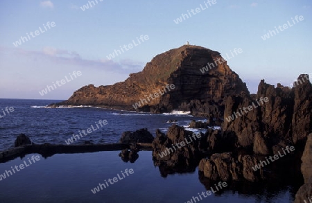 Europa, Atlantischer Ozean, Portugal, Insel, Madeira, Porto Moniz, Meer, Landschaft, Pool, Schwimmbad, Kueste,
Ein Sonnenuntergang an der Kueste beim Dorf Porto Moniz im Norden Insel Madeira im Atlantischen Ozean, Portugal,      (Urs Flueeler) 