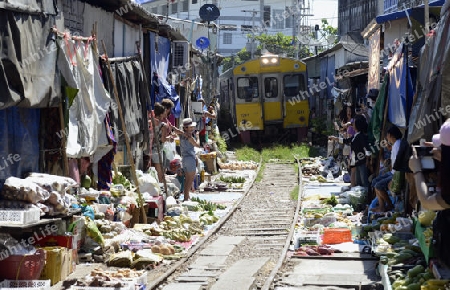 Der Maeklong Railway Markt beim Maeklong Bahnhof  suedwestlich der Stadt Bangkok in Thailand in Suedostasien.