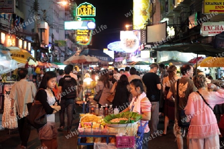 Werbung und das Alltagsleben in der Khao San Road in Bangkok der Hauptstadt von Thailand in Suedostasien.  