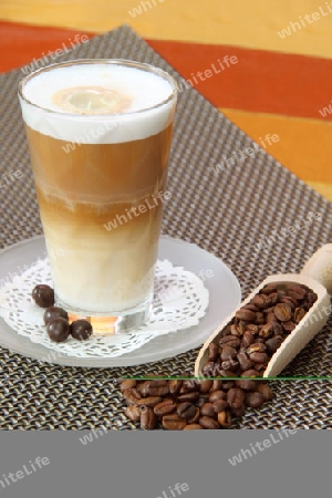 Latte Macchiato auf braunem Hintergrund