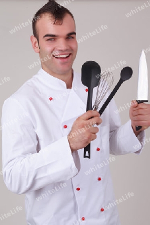 Happy Chef h?lt diverse K?chenutensilien