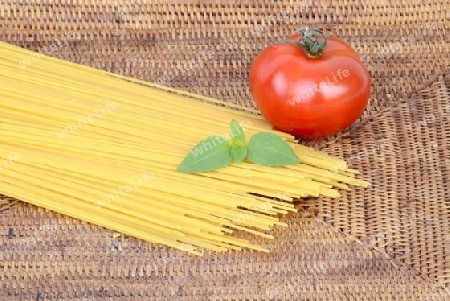  italienische Pasta, Spaghettini, Spagetti, Teigwaren , Nudeln, Tomate, Basilikum