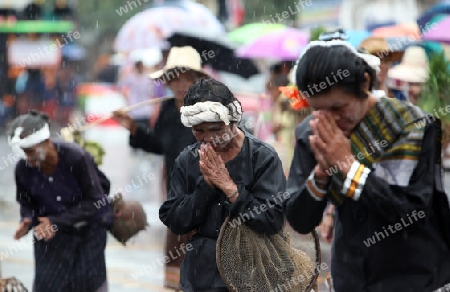 Menschen an der Festparade beim Bun Bang Fai oder Rocket Festival in Yasothon im Isan im Nordosten von Thailand. 