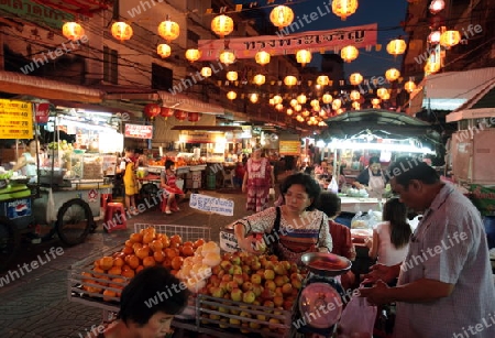 Eine Marktstrasse im China Town von Bangkok der Hauptstadt von Thailand in Suedostasien. 