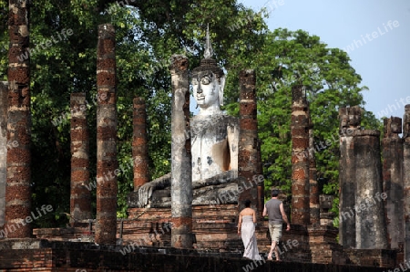 Eine Buddha Figur  im Wat Mahathat Tempel in der Tempelanlage von Alt-Sukhothai in der Provinz Sukhothai im Norden von Thailand in Suedostasien.