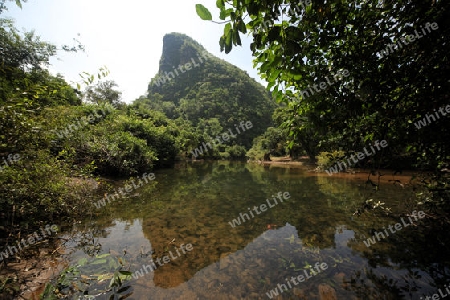 Die Landschaft am Nam Don oder Don River beim Dorf Tha Falang von Tham Pa Fa unweit der Stadt Tha Khaek in zentral Laos an der Grenze zu Thailand in Suedostasien.