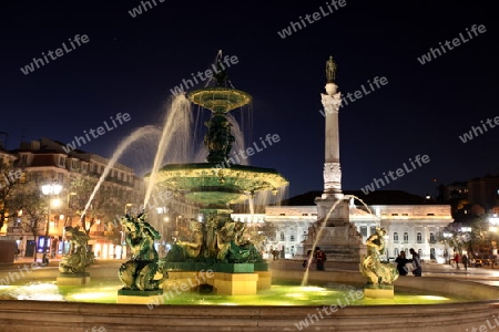 Der Platz Rossio mit dem National Theater in der Altstadt von Lissabon  in Portugal.