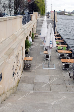 Berlin 2012 - Restaurant am Spreeufer mit Blick auf den Fernsehturm