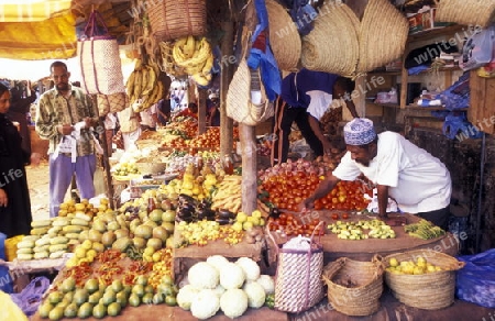 Der Gemuese und Fruechte Markt inmitten der Altstadt Stone Town der Hauptstadt Zanzibar Town auf der Insel Zanzibar welche zu Tansania gehoert.    