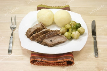 Rinderbraten mit Kartoffelknoedel und Rosenkohl