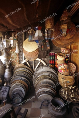 Eine Gasse mit Geschaeften im Souq in der Altstadt der Syrischen Hauptstadt Damaskus