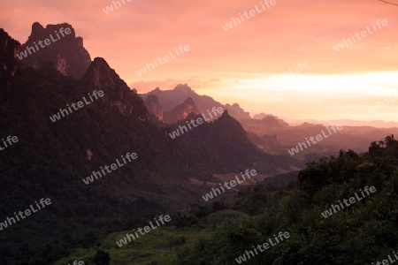 Die Landschaft in der Bergregion beim Dorf Kasi an der Nationalstrasse 13 zwischen Vang Vieng und Luang Prabang in Zentrallaos von Laos in Suedostasien. 