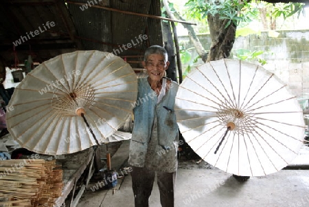 Die traditionelle Papierschirm Produktion in Chiang Mai im  Norden von Thailand. 
